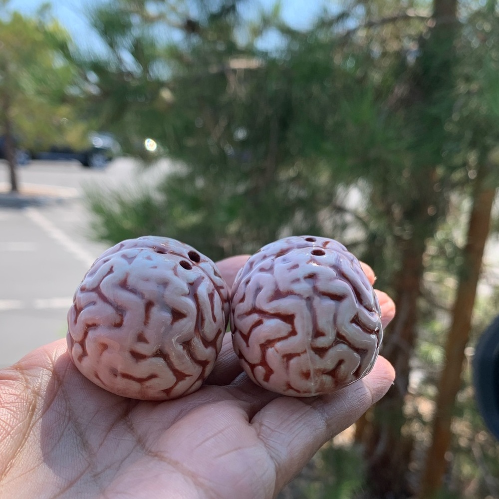 2 pc 🧠 salt/pepper shakers Halloween Brain creepy scary season table Decor new - Picture 2 of 5